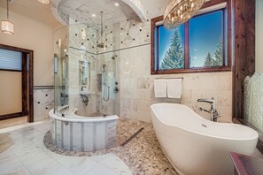 Casa, 6 quartos | Banheiro | Toalhas de banho, shampoo