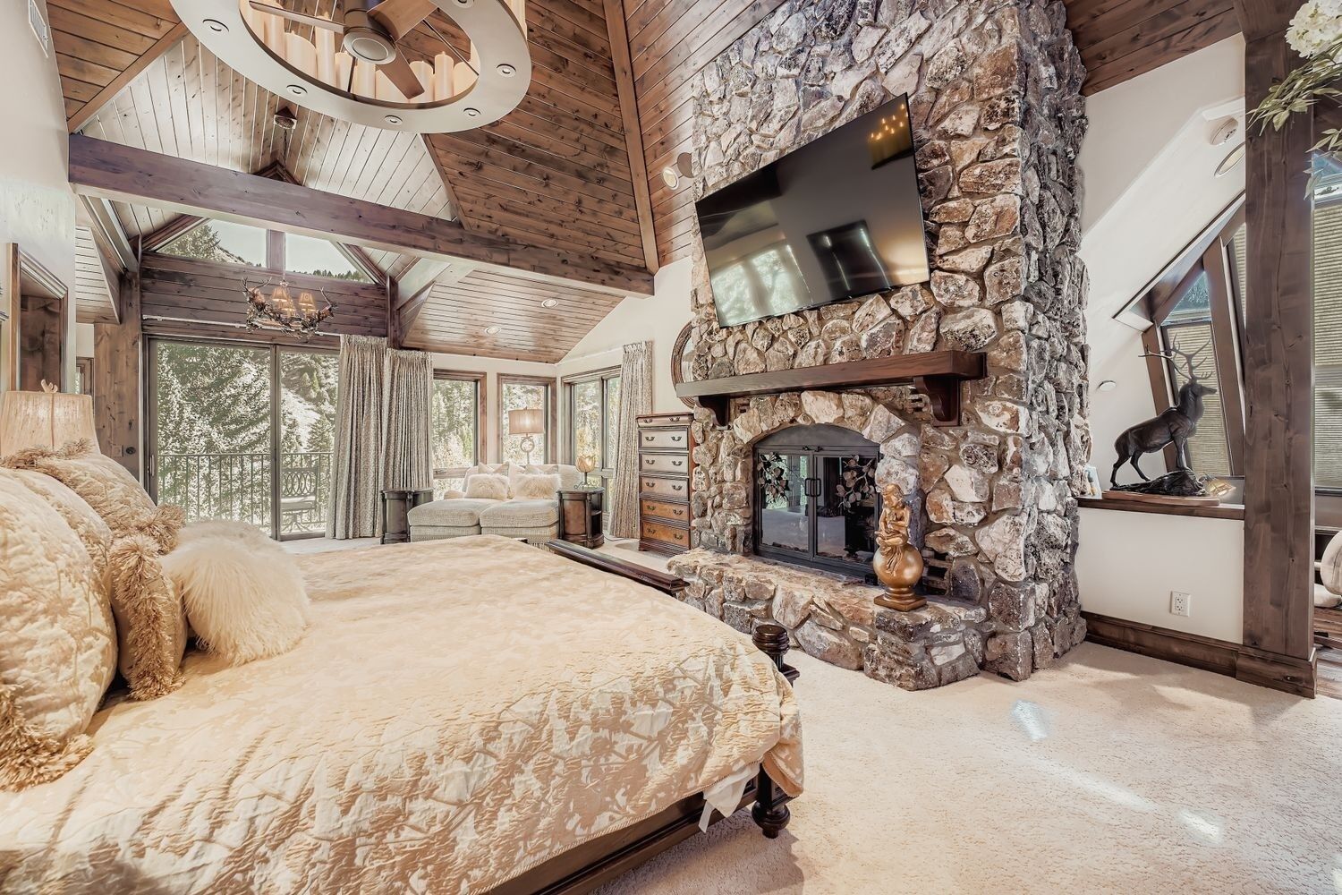 6 bedrooms, desk, laptop workspace, iron/ironing board