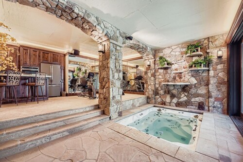 Fairway Drive Retreat 6 Bedroom Home