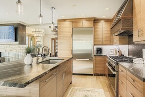 Hus, 4 soverom | Eget kjøkken | Kjøleskap, ovn, kaffetrakter/tekoker og brødrister