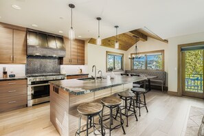 House, 4 Bedrooms | Private kitchen | Fridge, oven, stovetop, coffee/tea maker