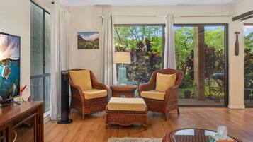 Condo, 2 habitaciones | Área de sala de estar | Smart TV