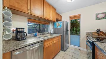 Condo, 2 habitaciones | Cocina privada | Refrigerador, horno, cafetera y tetera y tostadora