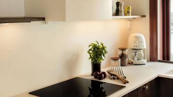 Kylskåp, mikrovågsugn, ugn och kaffe- och tebryggare