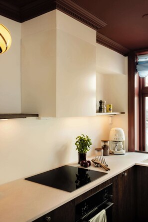 Kylskåp, mikrovågsugn, ugn och kaffe- och tebryggare