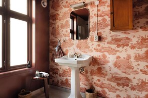 Shower, hair dryer, shampoo