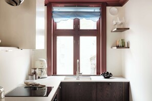 Refrigerador, microondas, horno y cafetera y tetera 