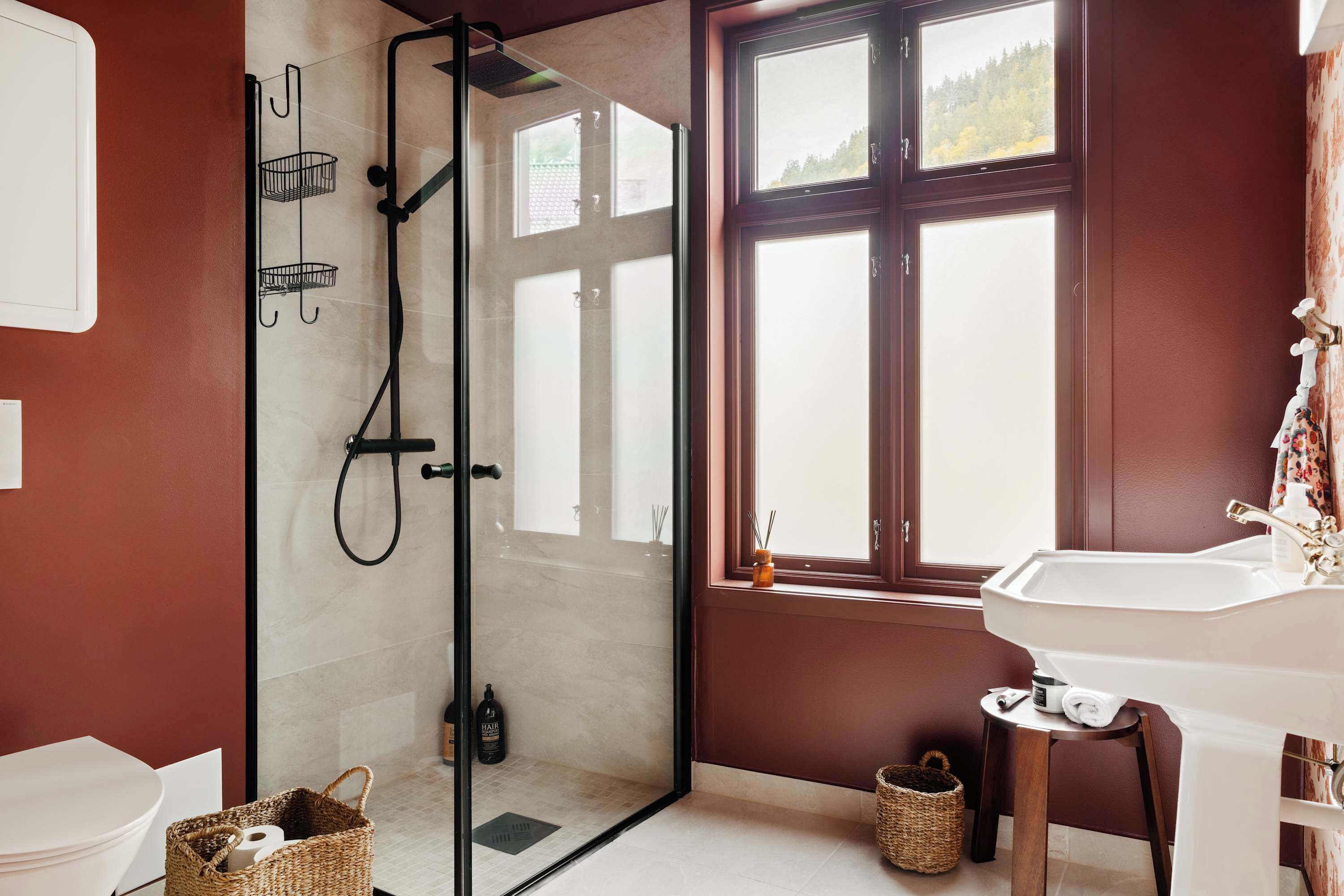 Dusj, hårføner og sjampo