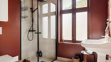 Dusj, hårføner og sjampo