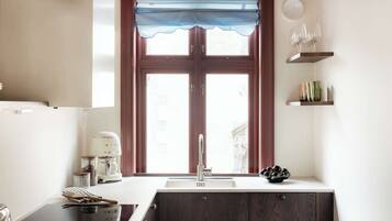 Kühlschrank, Mikrowelle, Ofen, Wasserkocher mit Kaffee-/Teezubehör