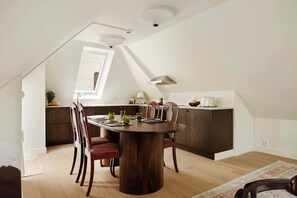 Unclassified image, 5 of 34, button