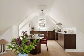 Dining - Bryggen Boutique l Stay Uniquely l 2 min to Floyen (Bergen)