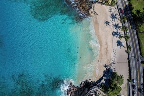 On the beach - White Sands Village#313: Direct Beachfront, Top Floor Corner, Best Location (Kailua Kona)