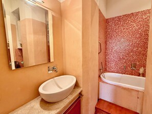 Haartrockner, Bidet, Handtücher, Seife