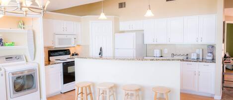 Kylskåp, mikrovågsugn, ugn och spishäll