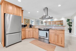 Mikrobølgeovn, ovn, kokeplater og oppvaskmaskin