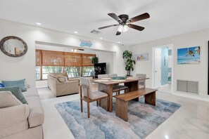 Dining - Palm Harbor OASIS in the SUN with POOL, close to Sunset Beach & Tarpon Springs (Palm Harbor)