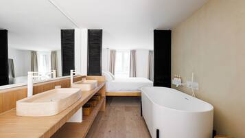 Een douche, een haardroger, handdoeken, zeep