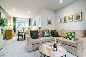 TV, offices - Stunning Riverside Home in Chester with Parking! (Chester)