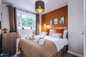 3 bedrooms, iron/ironing board, WiFi, bed sheets - Stunning Riverside Home in Chester with Parking! (Chester)