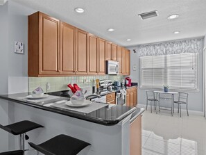 Kjøleskap, mikrobølgeovn, ovn og kokeplater