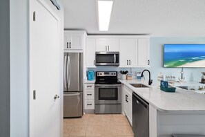 Jääkaappi, mikroaaltouuni, uuni, liesi