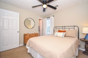 3 عدّة غرف نوم ومكواة/لوح كي وواي فاي وملاءات أسرّة