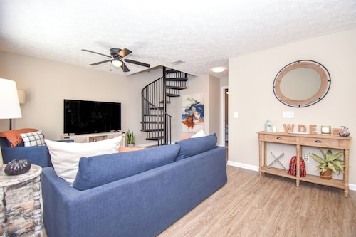 New! Park Place on the Plains 3BR/3BA condo 1/2 mile from Toomer's, sleeps 8!