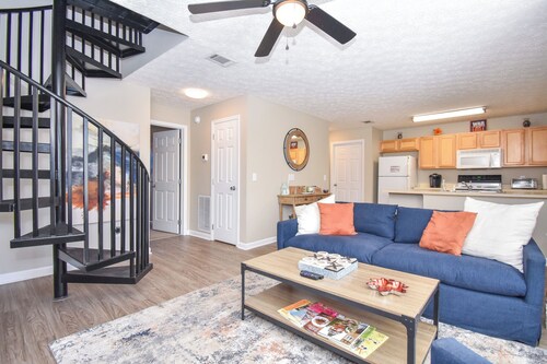 New! Park Place on the Plains 3BR/3BA condo 1/2 mile from Toomer's, sleeps 8!