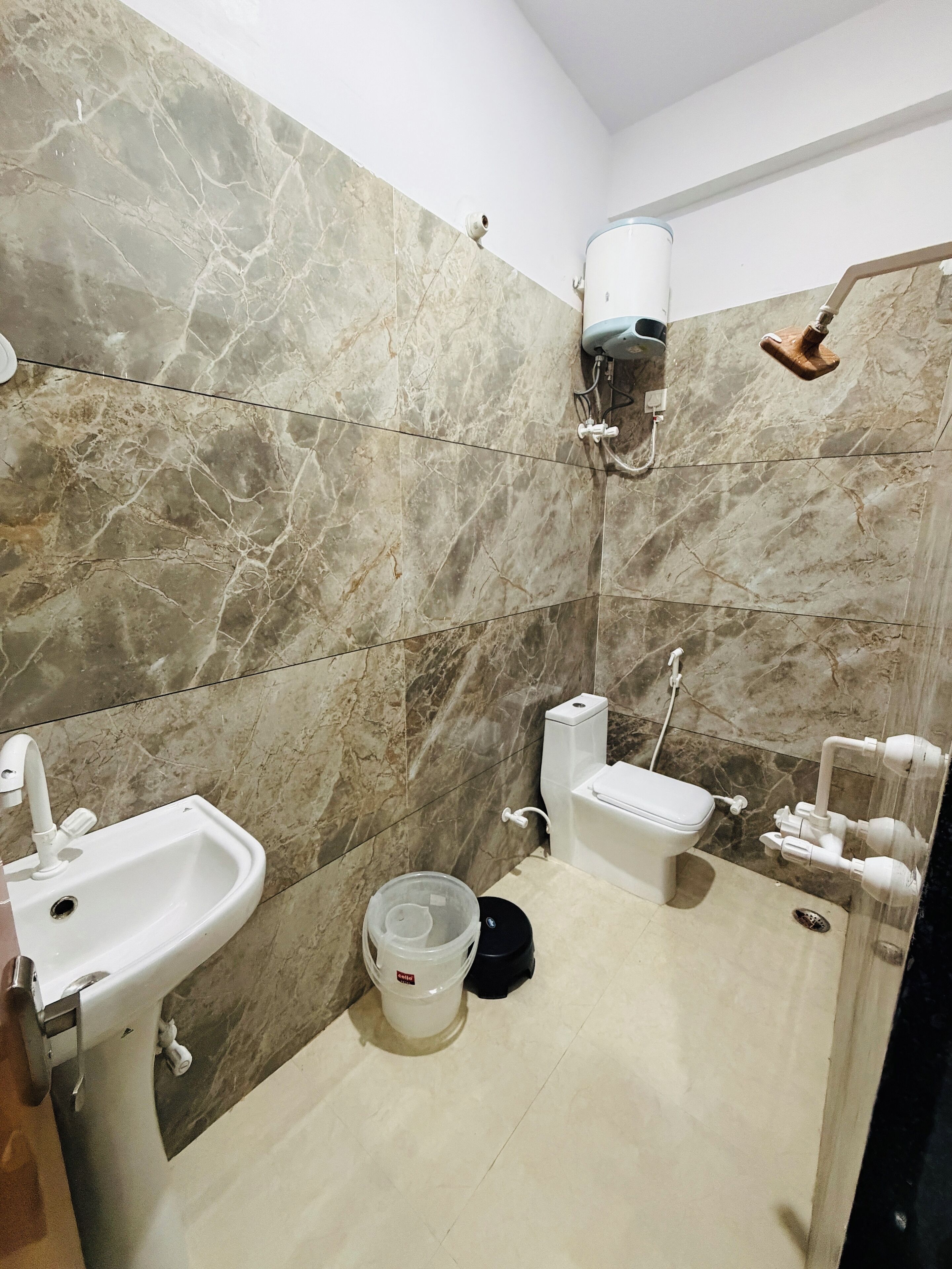 Deluxe Double Room | Bathroom | Shower, free toiletries, hair dryer, slippers
