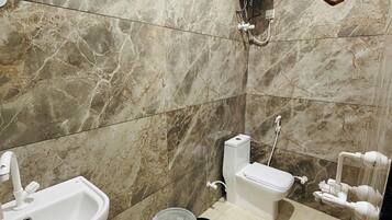 Ducha, artículos de tocador gratuitos, secador de pelo, pantuflas