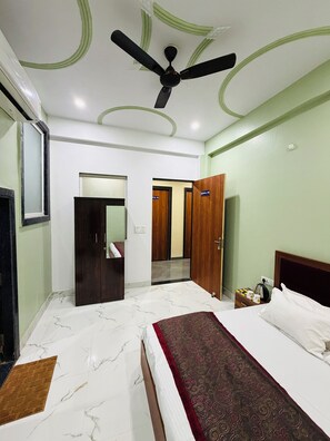 Deluxe Double Room | Free WiFi - Hotel Shri Ji Nikunj Vrindavan (Vrindavan)