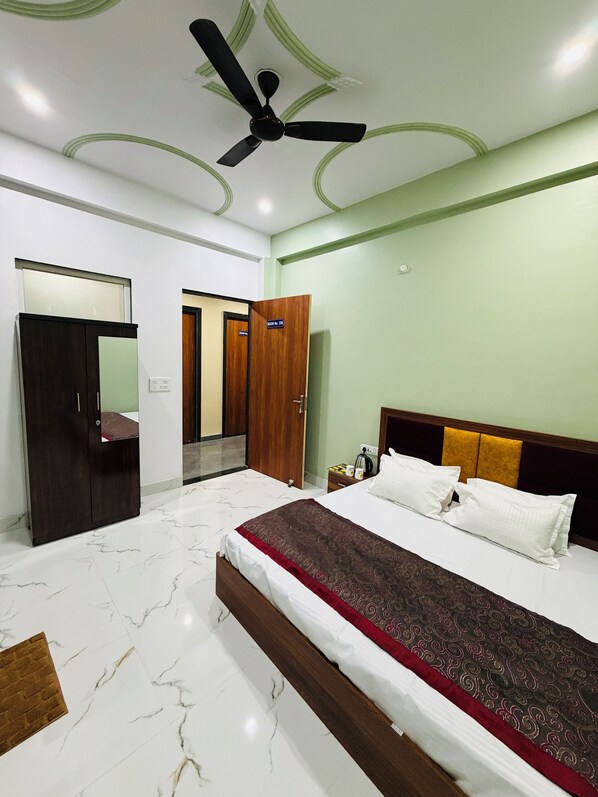 Deluxe Double Room | Free WiFi - Hotel Shri Ji Nikunj Vrindavan (Vrindavan)