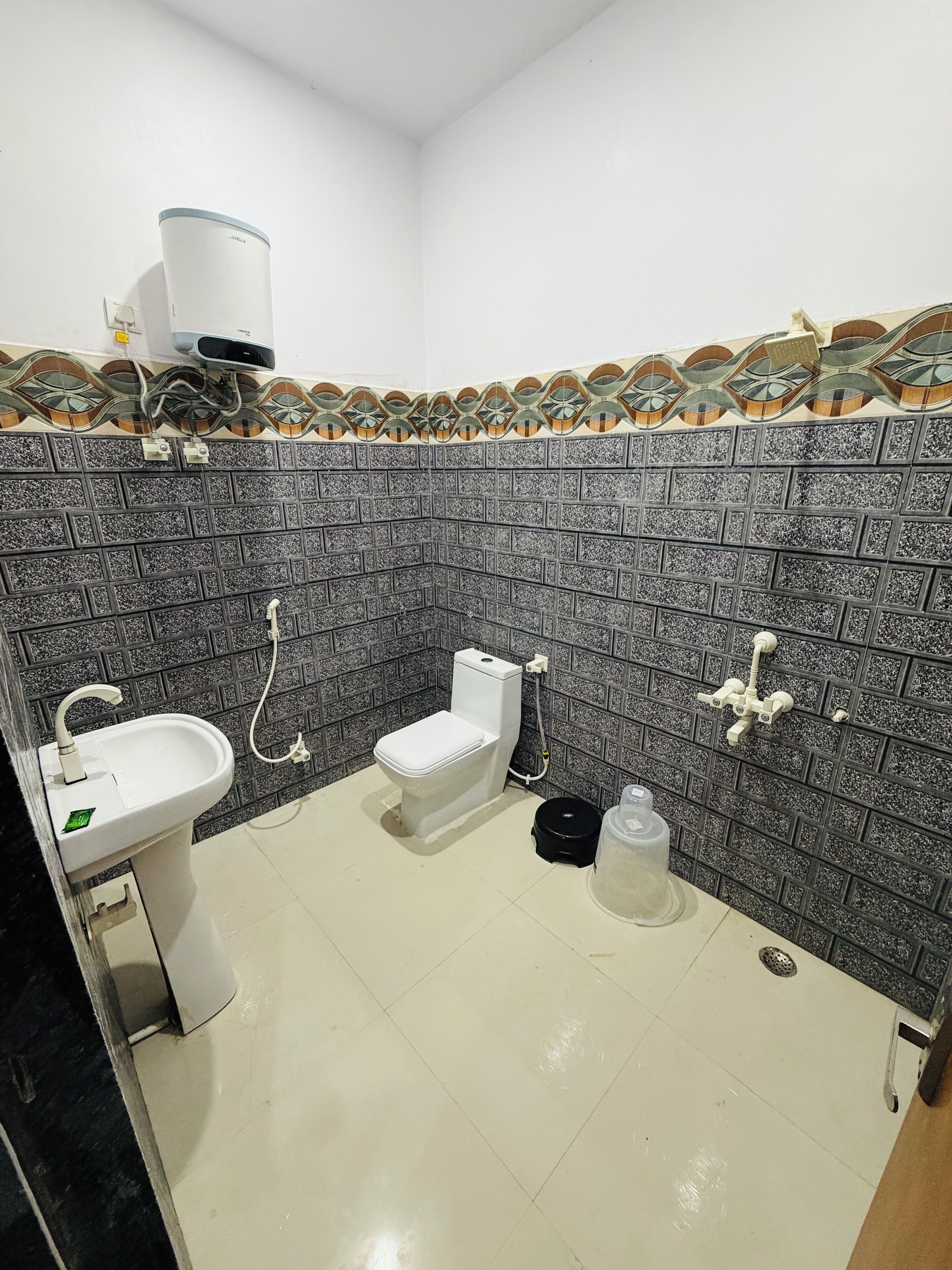 Habitación doble Deluxe | Baño | Regadera, amenidades de baño gratuitas, secadora de cabello, pantuflas 