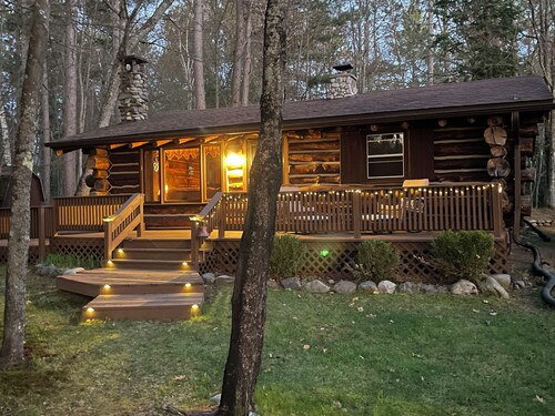 Adorable 2-bedroom log cabin in Land O' Lakes