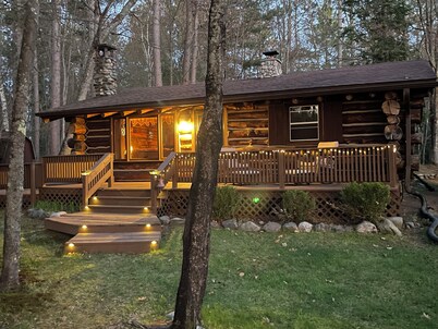 Adorable 2-bedroom log cabin in Land O' Lakes