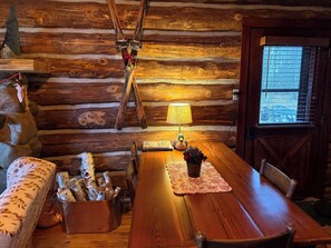 Dining - Adorable 2-bedroom log cabin in Land O' Lakes (Land O' Lakes)