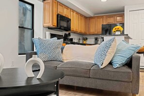 Una televisión, una oficina