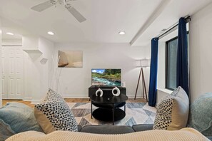 Una televisión, una oficina