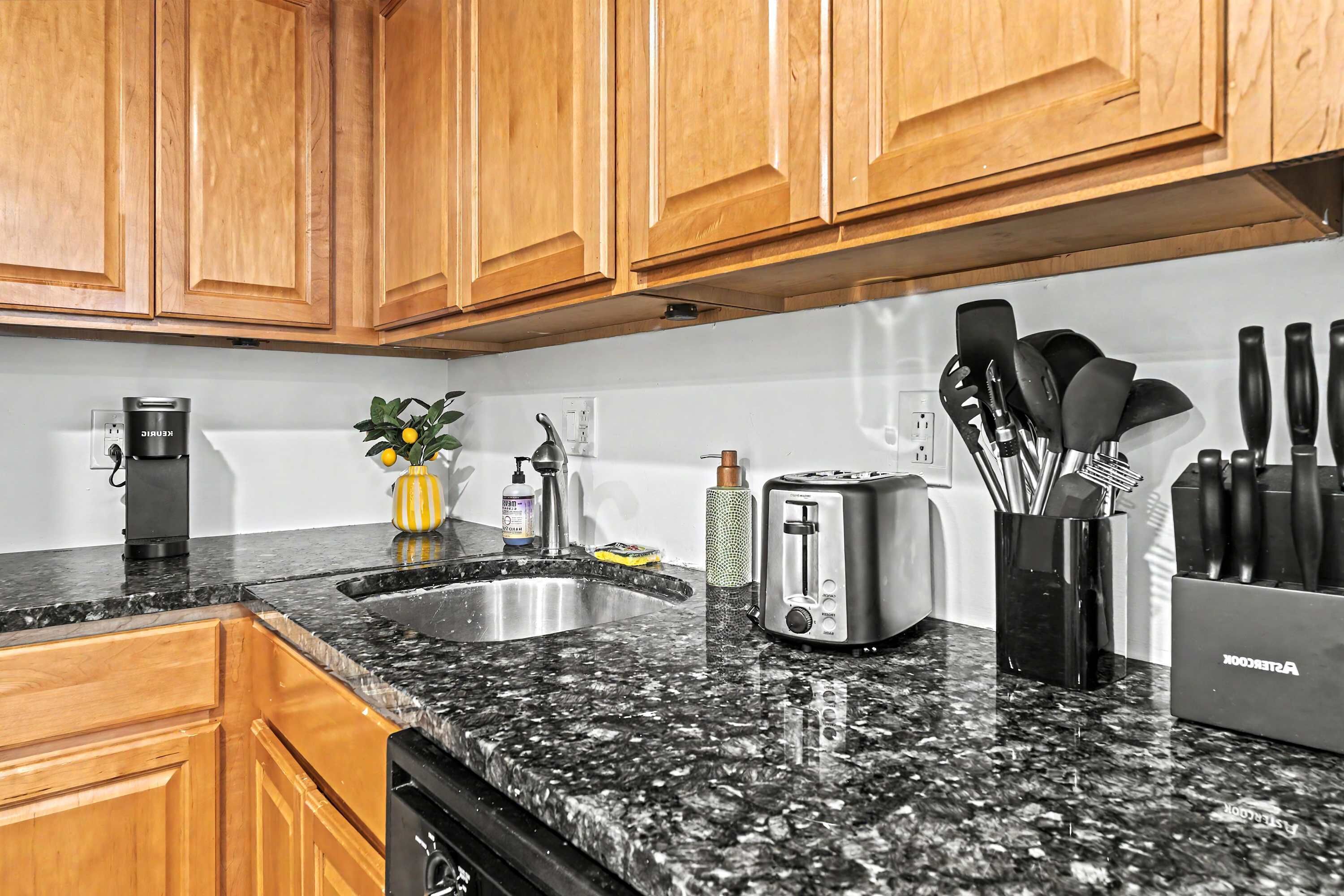 Coffee/tea maker, fridge, microwave, oven