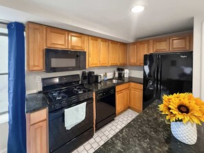 ثلاجة، ميكروويف، فرن، موقد طهي مسطح