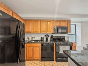 Kjøleskap, mikrobølgeovn, ovn og kokeplater