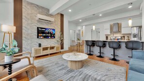 TV, offices - 2BR Charming Home | Sleeps 8 | Northern Liberties (Philadelphia)