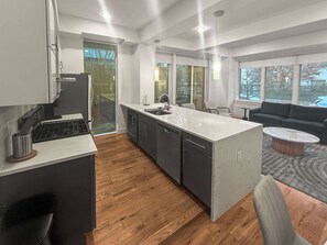 冰箱、微波炉、烤箱、炉灶