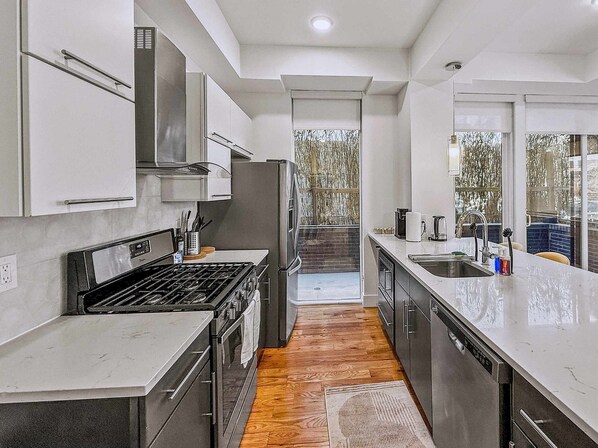 Een koelkast, een magnetron, een oven, een kookplaat