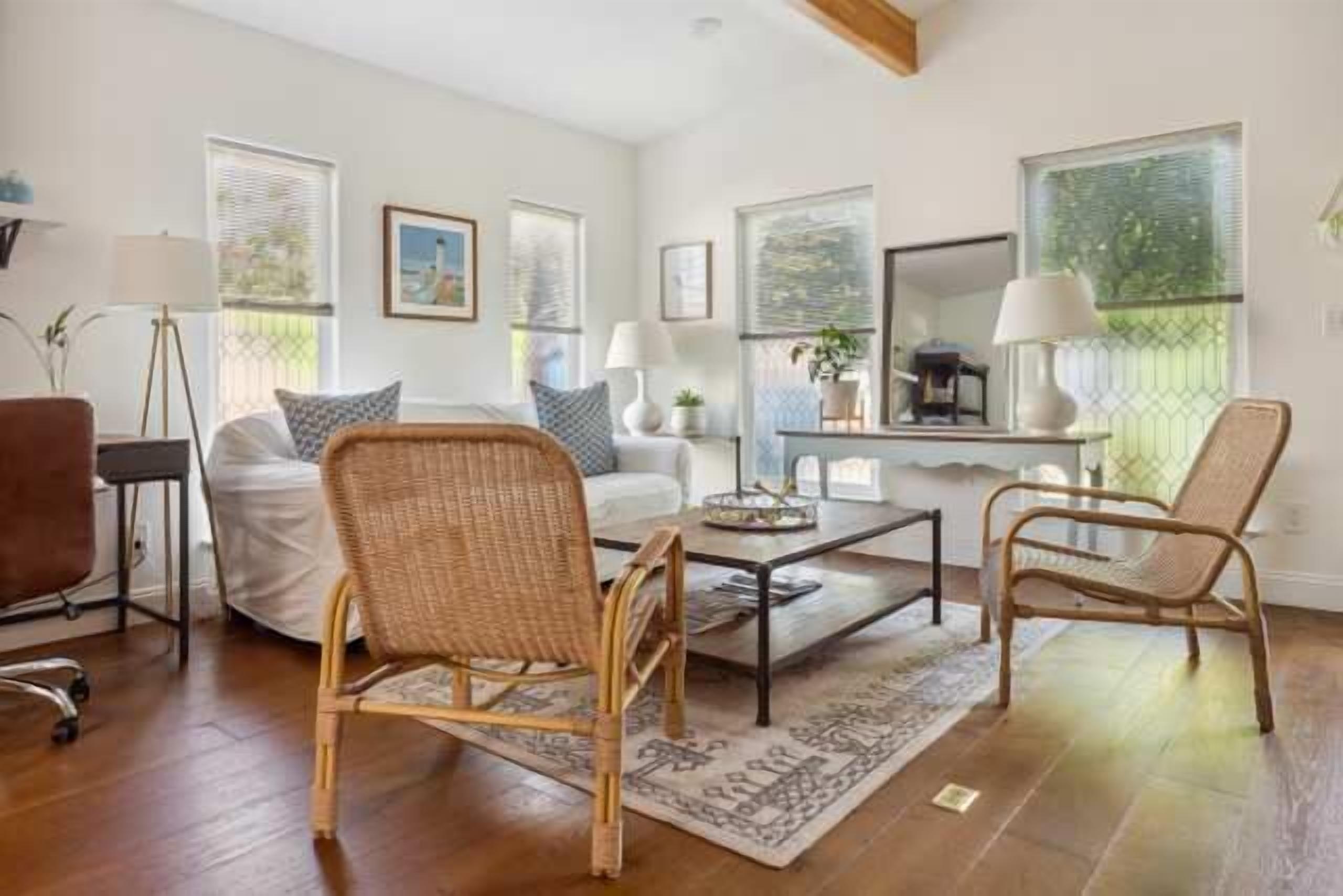 Televisión, chimenea y oficina 