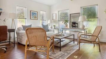 Televisión, chimenea y oficina