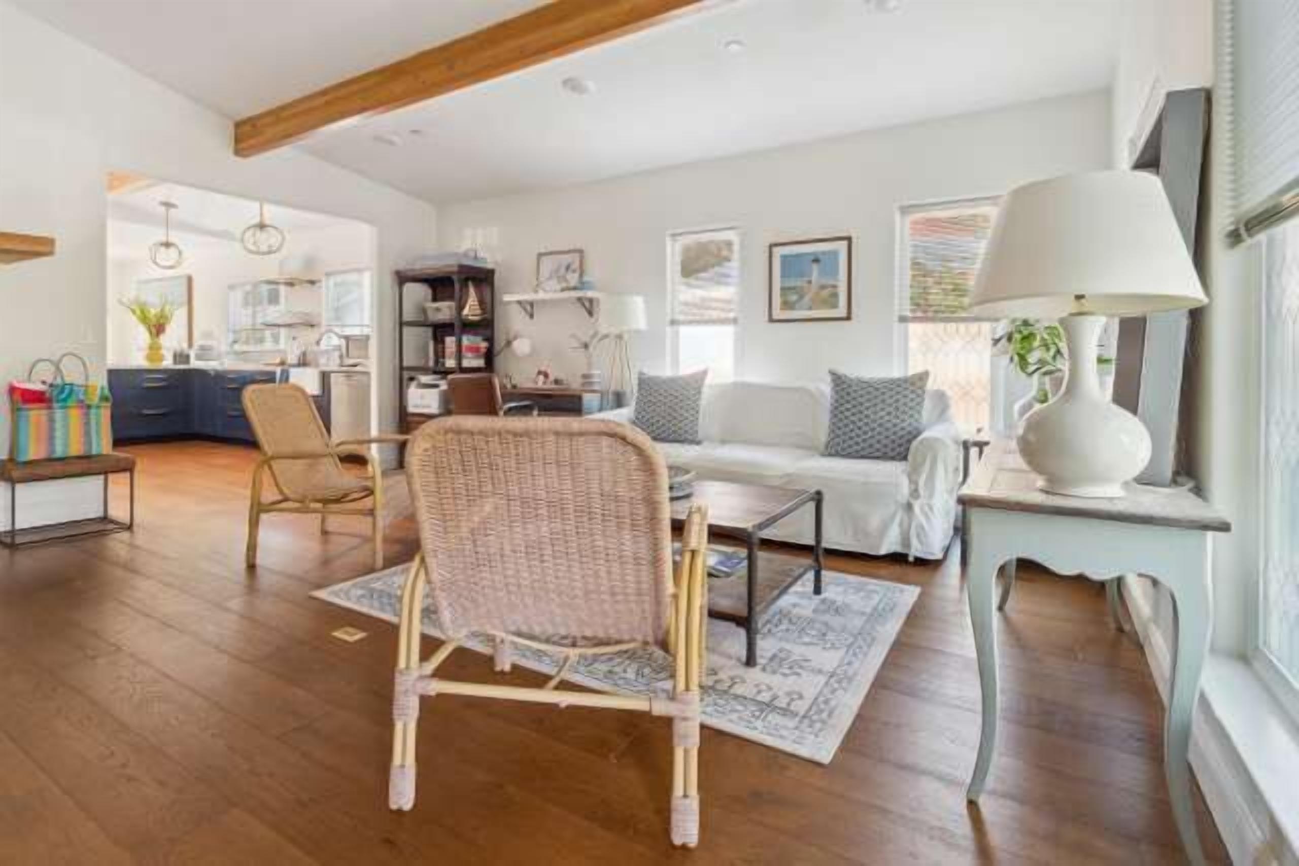 Una televisión, una chimenea, una oficina