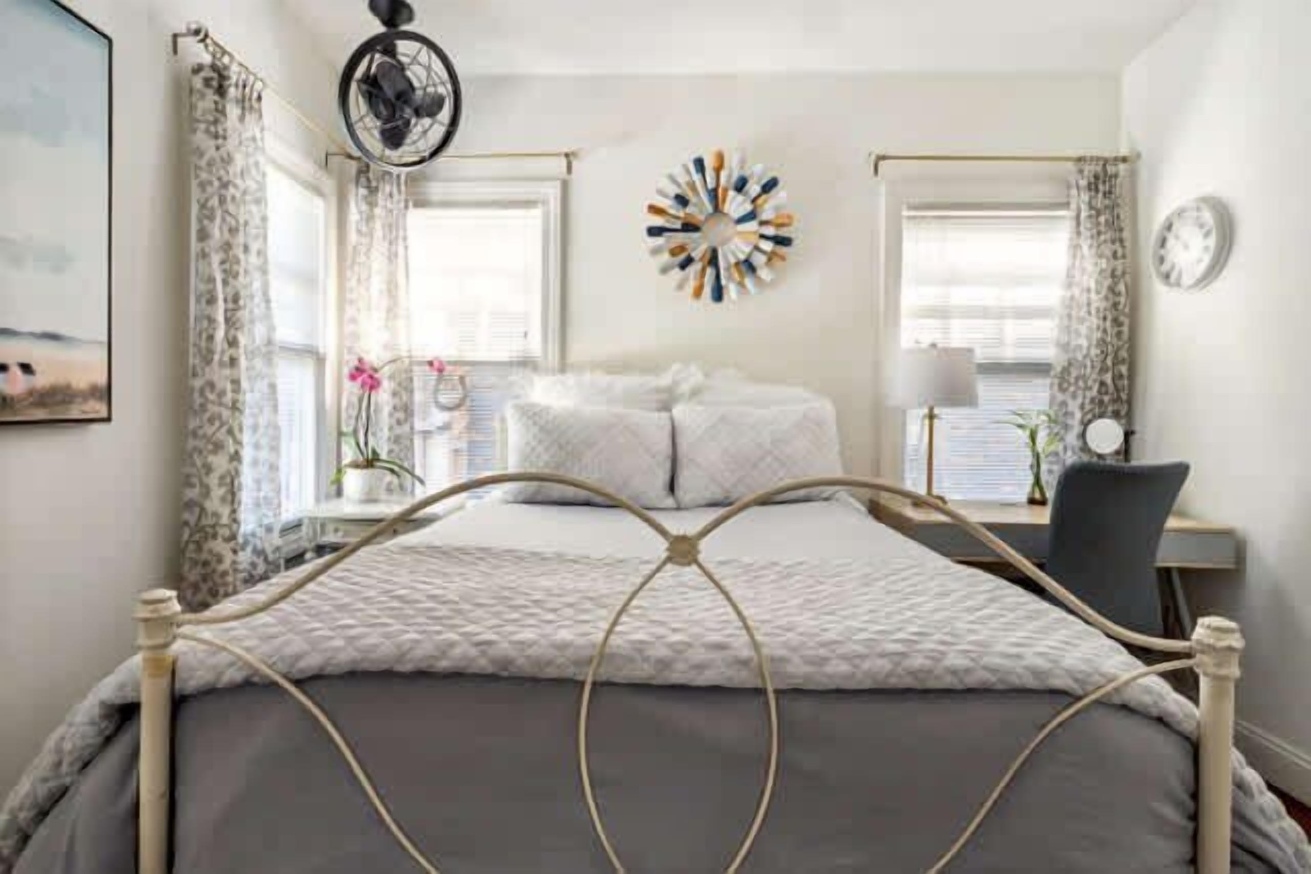 Planxa i posts de planxar, wifi i roba de llit 