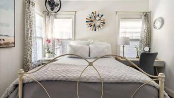 Planxa i posts de planxar, wifi i roba de llit